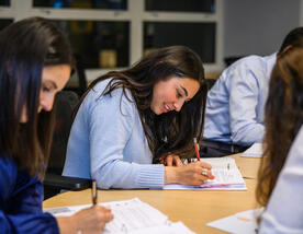 Becarios Sacks trabajando en el aula